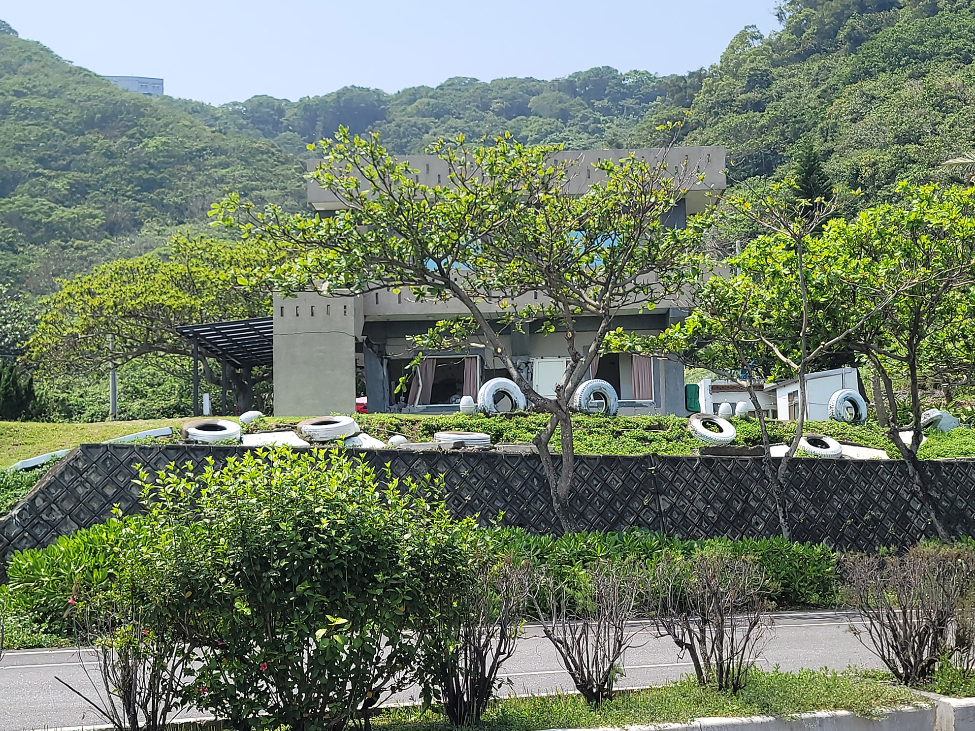 Cette maison n'a pas résisté à la réplique du 23 Avril; lors de notre visite en juin, elle avait été démolie. Piliers du rez-de-chaussée endommagés, renversement hors-plan du mur de soutien de l'escalier extérieur